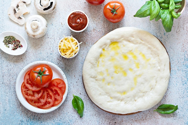 Italienische Pizza mit Tomatensauce, frischen Tomaten, Käse, Pilzen, Salamischeiben und Basilikum kochen