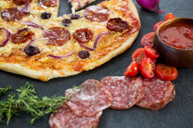 Italienische Pizza mit verschiedenen Zutaten und Salami