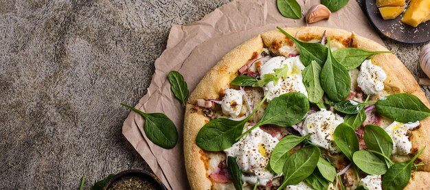 Italienische Pizza mit Weichkäse-Mozzarella