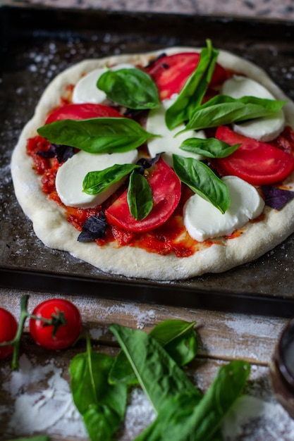 Foto italienische pizza rohe pizza vor dem backen pizza margarita frische pizza