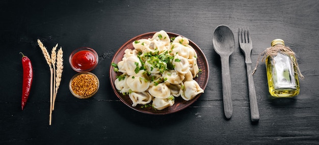 Italienische Ravioli in der Platte auf dunklem Hintergrund