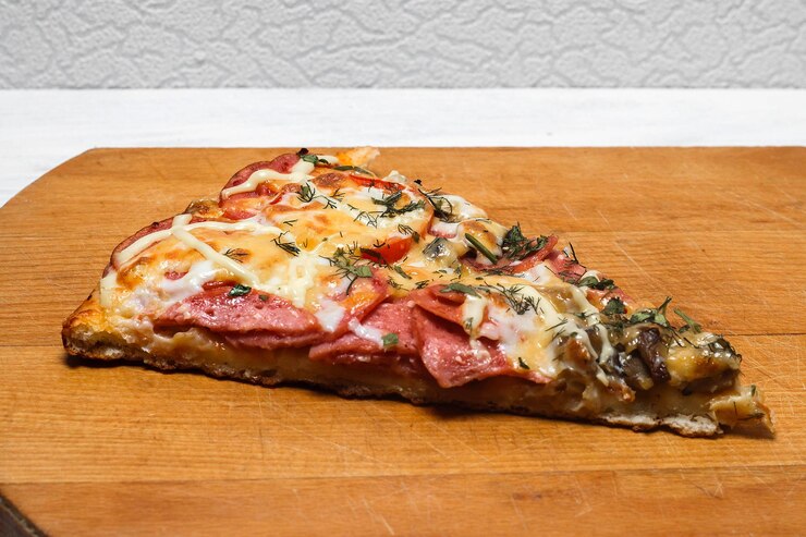 Foto italienische rustikale pizza einteiler auf einem weißen holztisch aus holz