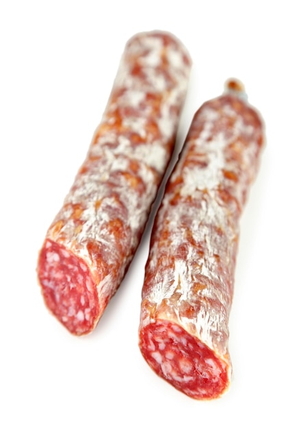 Foto italienische salami, isoliert auf weiß