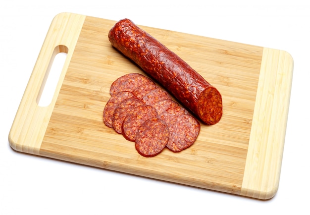 Italienische Salami oder spanische Chorizo auf Holzschneidebrett