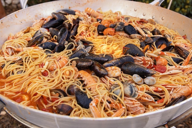 Italienische Spaghetti Allo Scoglio Pasta mit Meeresfrüchten und Tomaten hautnah in einer Bratpfanne