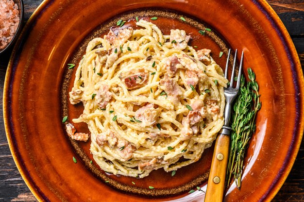 Italienische Spaghetti Carbonara Pasta mit Speck, hartem Parmesan und Sahnesauce