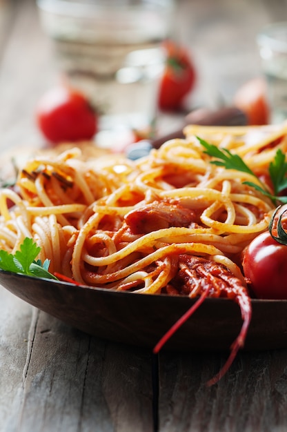 Italienische Spaghetti mit Garnelen und Tomaten