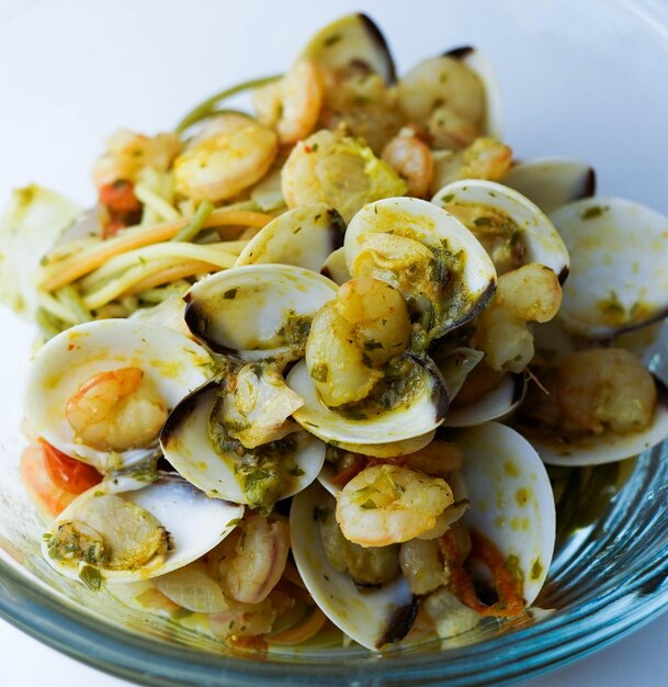 Italienische Spaghetti mit Muschelsoße und Garnelen. Spaghetti frutti di mare.