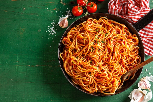 Italienische Spaghetti mit Tomatensauce in der Pfanne