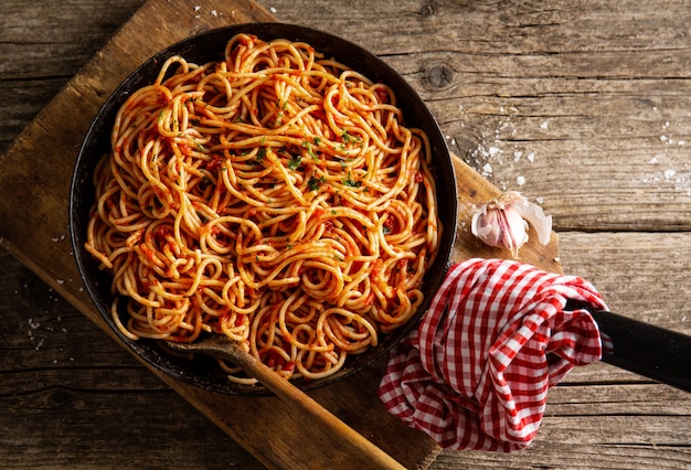 Italienische Spaghetti mit Tomatensauce in der Pfanne
