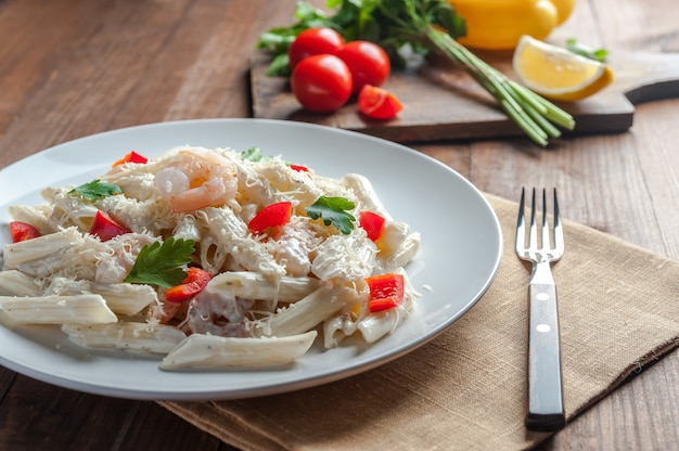 Italienische Spaghetti-Nudeln mit Sauce und Garnelen