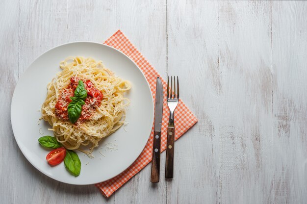 Italienische Spaghetti-Nudeln mit Tomatensauce, Käseparmesan und Basilikum.