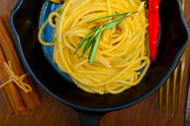 Italienische Spaghetti-Nudeln mit Zucchini-Sauce auf Eisenpfanne