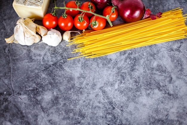 Italienische Spaghetti, Tomaten, Kirschen und Knoblauch, Zutaten für Pasta