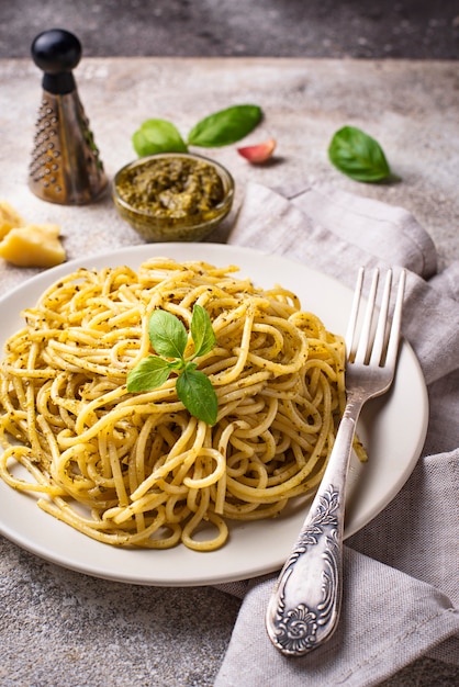 Italienische Spaghettiteigwaren mit Pesto-Sauce