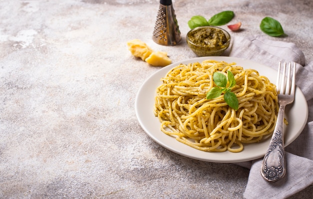 Italienische Spaghettiteigwaren mit Pestosoße