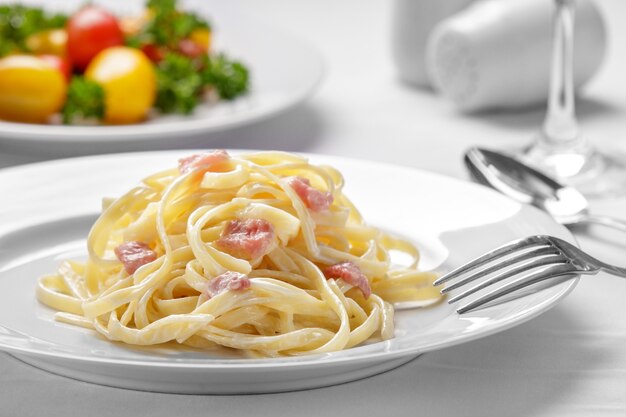 italienische Tagliatelle Carbonara mit Rindfleischspeck