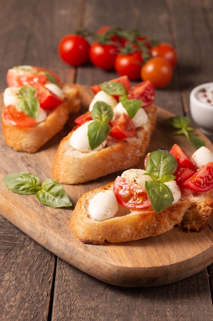 Italienische Tomaten-Käse-Bruschetta