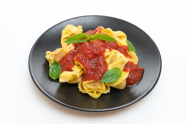 Italienische Tortellini mit Tomatensauce