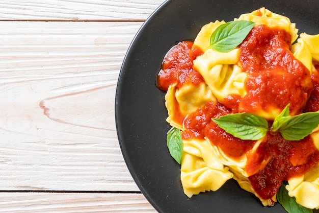 Italienische Tortellini-Nudeln mit Tomatensauce