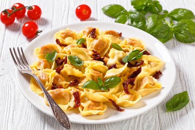 Italienische Tortelloni gefüllt mit sonnengetrockneten Tomaten