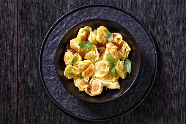 Italienische Tortelloni gefüllt mit sonnengetrockneten Tomaten