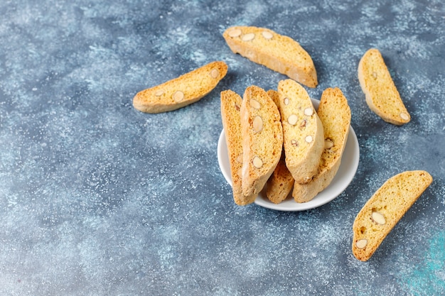 Italienische toskanische traditionelle Kekse cantuccini mit Mandeln auf grauem Beton, Draufsicht