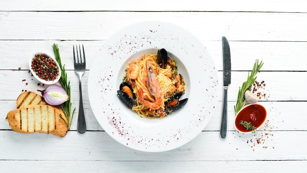 Italienische traditionelle Pasta mit Meeresfrüchten Garnelen Muscheln Tintenfisch Draufsicht Freier Kopierplatz