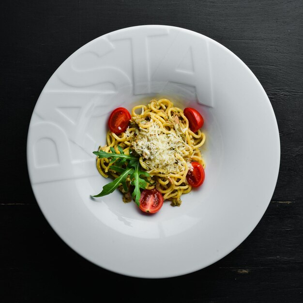 Italienische traditionelle Pasta mit Thunfisch und Kirschtomaten Draufsicht Freier Kopierplatz