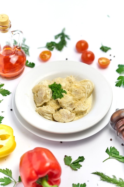 Italienische traditionelle Ravioli-Nudeln mit Fleisch- oder Störfisch auf Weiß