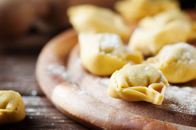 Italienische traditionelle Tortellini auf dem Holztisch