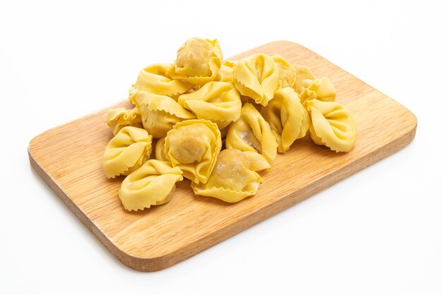 Italienische traditionelle Tortellini-Nudeln auf Schneidebrett