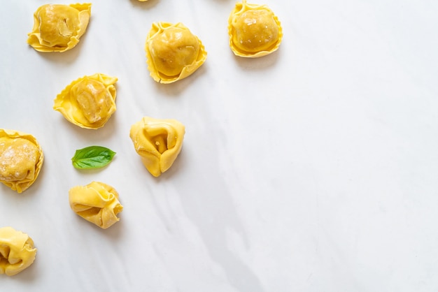 Italienische traditionelle Tortellini-Nudeln - italienische Küche