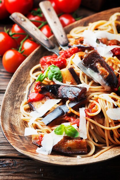 Italienische traditionelle vegetarische Pasta mit Auberginen