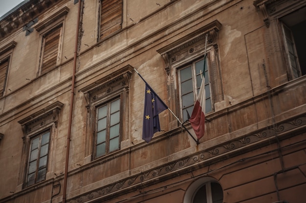 Italienische und europäische Flagge an einem Gebäude in Palermo