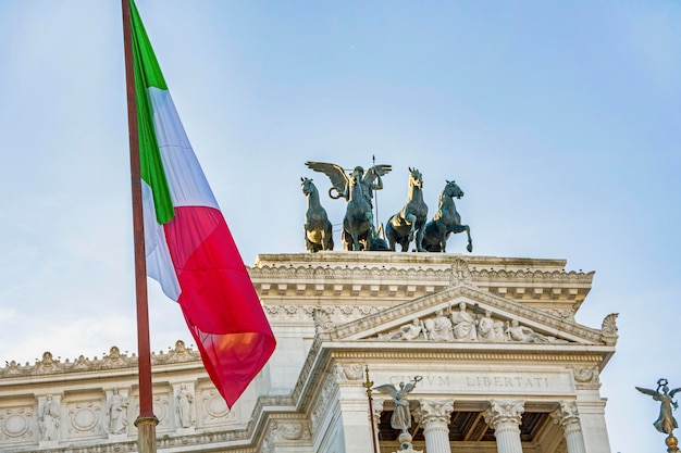 Foto italienische und europäische unionsflaggen in rom