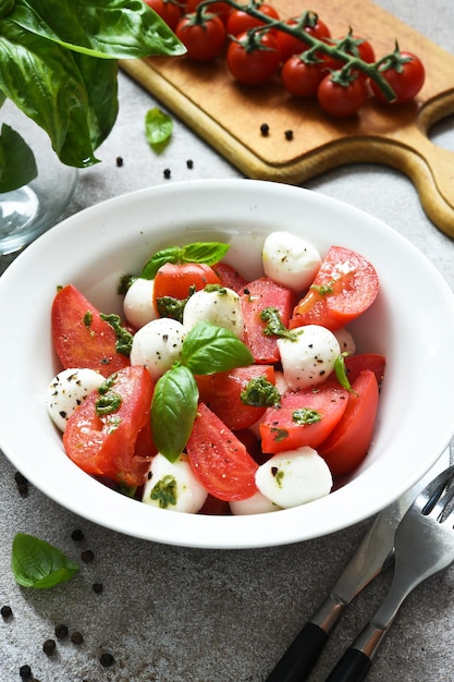 Foto italienische vorspeise caprese klassischer caprese-salat mit tomaten und mozzarella