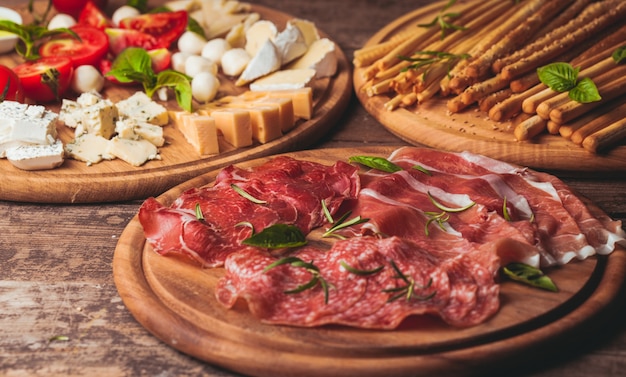 Italienische Vorspeise - verschiedene Arten von Schinken, Käse und Grissini