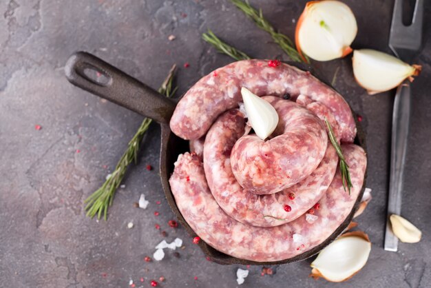 Italienische Wurst kochen