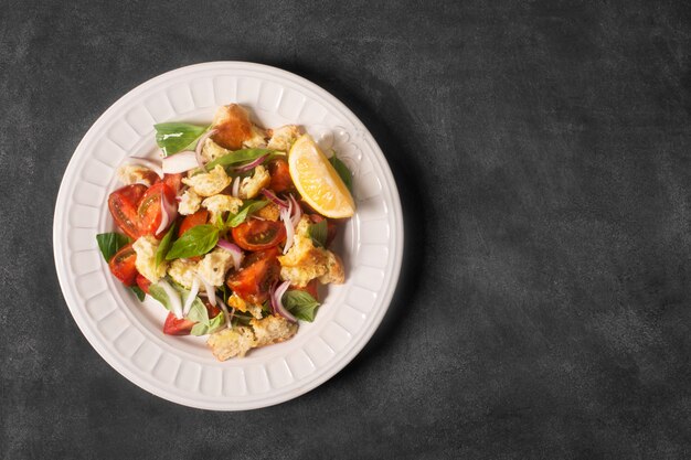 Italienischer Aperitifsalat mit Tomaten, Brot und Bazil. Kopieren Sie Platz