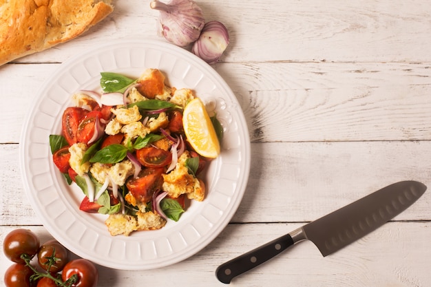 Italienischer Aperitifsalat mit Tomaten, Brot und Bazil