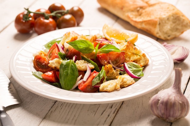 Italienischer Aperitifsalat mit Tomaten, Brot und Bazil