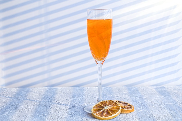 Italienischer Aperol Spritz Alkohol Cocktail mit Eiswürfeln