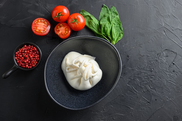 Italienischer Burrata-Käse mit frischen Basilikumblättern und Kirschtomaten