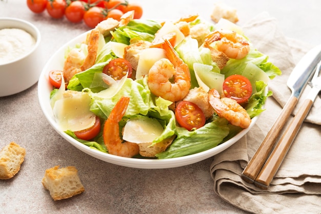 Italienischer Caesar-Salat mit Garnelen, Croutons und Parmesan, selektiver Fokus