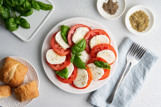 Italienischer Caprese-Salat frisch gesund klassisch köstliche Vorspeise mediterrane Küche