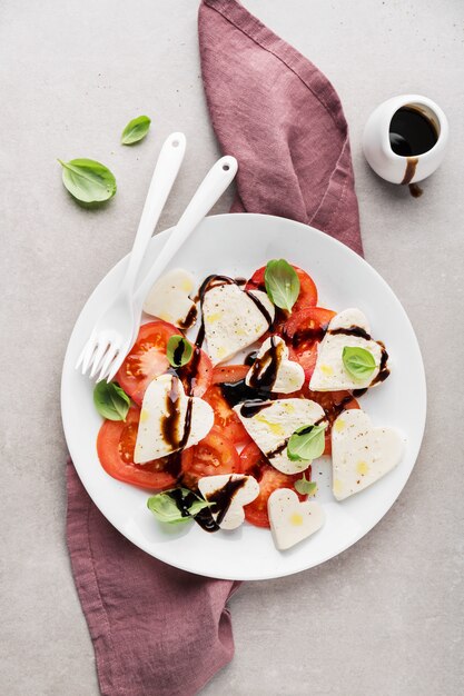 Italienischer caprese Salat für Valentinstag