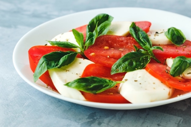 Italienischer Caprese-Salat mit Kirsche