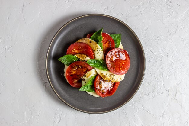 Italienischer Caprese-Salat mit Mozzarella und Tomaten. Weiß. Gesundes Essen.