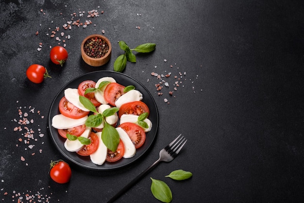 Italienischer Caprese-Salat mit Tomatenscheiben, Mozzarella, Basilikum, Olivenöl